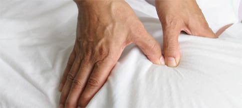 Technique de pression des pouces sur les méridiens d'énergie en Shiatsu.